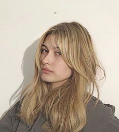 hailey bieber Hailey Bieber Blonde, Celebrities Without Makeup, Belle Hairstyle, Hailey Rhode, 90s Hairstyles, Long Hair With Bangs, Brown Blonde Hair, Without Makeup, Hailey Bieber