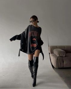 women's top, women's shoes, women's style, women's street style, women's sneakers, women's coats, tiktok, influencer, outfit ideas, outfits, makeup, poses, photography posing women, casual fashion, fall outfits, winter outfits, spring outfits, summer outfits, instagram pics, fashion, makeup tips, makeup inspo, posing inspo, styling shoes, skincare, women's fashion, women's accessories, glowiest global, nyc fashion, nyc aesthetic, street style, skin tips, Blazer Outfit, black outfit, style inspo, fashion week, winter outfits, fall outfits, scarf outfits, leather jacket, winter coat, black coat, acne studios, colored scarf, jean jacket, trench coat, vintage style, black outfit, white outfit, monochrome outfit, fur Coat, winter trench, winter blouse, tie front top, trendy tops, New York st Tomboy Femme, Fest Outfits, Foto Poses, Cooler Look, Festival Looks