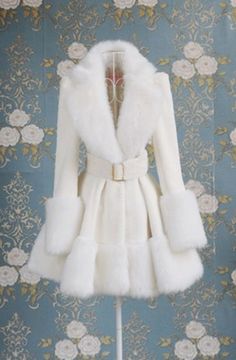 Snow Outfits, Look 80s, Edie Sedgwick, Winter Fashion Coats, White Snow, White Coat, Girls Fashion Clothes, Beautiful Blouses, Kawaii Clothes