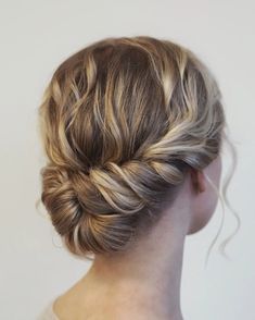 Simple Wedding Updo, Veil Updo, Wedding Hairstyles For Short Hair, Short Bridal Hair, Sparkly Hair Accessories, Vintage Updo, Short Hair Bride, Easy Hairdos, Short Hair Bun