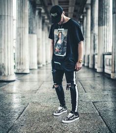 Moda Masculina Verão 2019. Macho Moda - Blog de Moda Masculina: Tendências Masculinas para o VERÃO 2019 - Roupa de Homem, Roupa Masculina 2019, Moda Masculina 2019. Black Sweatshirt Outfit, Mode Poses, Urban Wear Women, Streetwear Mode, Paris Mode, Hipster Mens Fashion, Mens Fashion Streetwear, Cool Ideas, Black Women Fashion