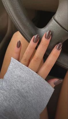 Discover the latest fall nail trends for 2024! From chic and simple autumn nail designs to stylish brown and acrylic nails, find all the inspiration you need for beautiful fall nails. Explore moody maroons, muted mustards, earthy greens, warm neutrals, and metallic accents. Elevate your nail game this season. Fall nail ideas autumn short square. #fall #fallnail #fallnaildesignideas Kutek Disney, Unghie Sfumate, Cute Nails For Fall, Casual Nails, Makijaż Smokey Eye, Neutral Nails, Chic Nails, Short Acrylic Nails