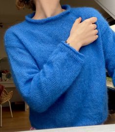 My #cloudblouse ☁️🫐🐟 This colour is just the epitome of spring for me! I recently came to this blue obsession (actually maybe I’ve always had it haha) and I’m just fully emerged in all the blues and loving it! There is more to come I promise 🤭🫶🏻 I actually knitted this up so quickly and it is such a great transitional pice so I can’t wait to wear it nonstop now! Ad/ the yarn and pattern I received for the testknit by @petiteknit @knittingforolive ______________________________________ #knitt... Easy Knit Clothes, Crochet And Knitting Projects, Petite Knits, Knitting Patterns Vest, Knit Sweater Patterns, What To Knit, Quick Knitting Projects, Striped Sweater Outfit, Petite Knit