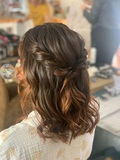 Medium Hair For Bridesmaid, Short Wavy Half Up Half Down, Half Up Half Down Lob, Bridesmaid Medium Length Hair, Bridesmaid Hair Short Shoulder Length, Hairstyles For Medium Length Hair For Wedding, Bob Bridesmaid Hairstyles, Hairstyles For Short Hair For Wedding, Wedding Hair For Fine Hair