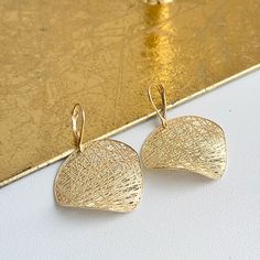 14KT yellow gold matte-finish, textured, round, cobweb/ filigree design circle disc lever back earrings. Nice, size discs that are concave. Measures: 45mm x 28mm Weighs 4.40 grams Stamped 14k Lever back closure Elegant Metal Round Disc Earrings, Elegant Textured Brass Jewelry, Textured Round Earrings For Gifts, Textured Drop Earrings For Gifts, Elegant Textured Round Jewelry, Elegant Gold Round Disc Earrings, Elegant Tarnish-resistant Round Disc Earrings, Design Circle, Filigree Design