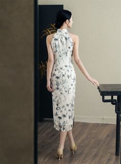 Step into timeless elegance with this exquisite floral qipao dress, features a classic halter neck style with a delicate floral pattern inspired by traditional Chinese ink painting, with soft, muted tones that enhance the dress’s elegance. The high collar and keyhole neckline add a modern twist to the traditional qipao design. This qipao falls to a midi length, offering a modest yet stylish look suitable for various occasions, from formal events to casual gatherings. Size Guide: Size Bust(cm) Wa Traditional Qipao, Chinese Ink Painting, Qipao Cheongsam, Qipao Dress, Chinese Ink, Embroidery Gifts, Wedding Essentials, Keyhole Neckline, Style Classique