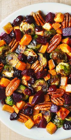 Fall Vegetable Salad with Roasted Butternut Squash, Brussels Sprouts, and Beets on a white plate. Roasted Vegetable Recipes, Winter Vegetables, God Mat, Roasted Butternut, Diet Keto, Vegetable Salad, Veggie Dishes, Brussels Sprouts, Vegetable Side Dishes