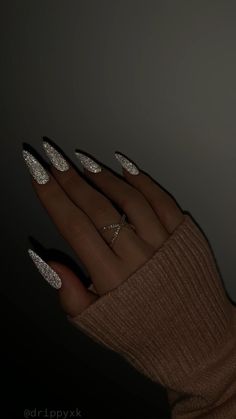 Christmas Nails ❄️ Silver Sparkly Nails, Winter Nails Christmas, Old Money Nails, January Nail Designs, Acrylic Nails Stiletto, Trends Nails, Formal Nails, Glittery Nails, Spring Nail Designs