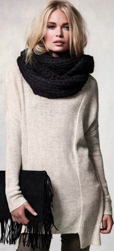 Love this oversized sweater!! Winter Casual Outfit, Long White Sweater, Bohemian Winter, Look Winter, Black And White Outfit, Winter Mode, Mode Inspo, Angkor, Looks Style