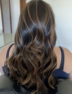 Rambut Brunette, Highlights Curly Hair, Black Hair Balayage, Brown Hair Looks, Brown Hair Inspo, Brunette Hair With Highlights, Dark Hair With Highlights, Hair Streaks, Hairstyles For Layered Hair