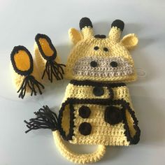 Adorable Giraffe 3 piece hand crocheted baby outfit. Perfect for a baby shower gift or a photo opp. Set includes hat, adjustable diaper cover and booties. Halloween Costume Animal, 2 Month Old Baby, Animal Halloween Costumes, 1st Birthday Pictures, Giraffe Baby, Crochet Wall Hangings, Baby Projects, Crochet Baby Clothes, Baby Giraffe