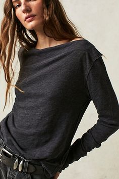 Add a cool and classic touch to your tops collection with this so cool long sleeve tee featured in a drapey, relaxed fit with subtle cowl-inspired neckline for added shape. **Fit:** Classic, relaxed fit **Features:** Wide neckline, exposed seaming, heathered fabrication **Why We | Kimmi Long Sleeve by Free People in Black, Size: XS Fall Pullovers, Shirts Streetwear, Fall Pullover, Looks Jeans, Casual Shirt Women, Boho Floral Dress, Tops Long Sleeve, Office Casual, Boho Maxi Dress