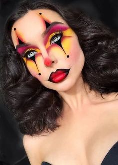 Combine purple and yellow for your eye makeup, then use black paint to add dimension to your clown face painting for adults. #FacePaintingIdeas #CreativeFacePaint #FaceArt #FacePaintingFun #FacePaintDesigns #FacePaintingInspiration #FacePaintMasterpieces #FaceArtMagic #UniqueFacePaint #FacePaintingTips Beautiful Halloween Makeup, Maquillage Yeux Cut Crease, Halloweenský Makeup, Uhyggelig Halloween, Drag Make-up