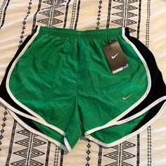 Nwt Nike Xs Dri-Fit Green And Black Running Shorts Black Running Shorts, Body Smells, Baggy Clothes, Comfy Clothes, Fashion Suits, Nike Green, Mens Fashion Suits, Green Pants, Gym Shorts