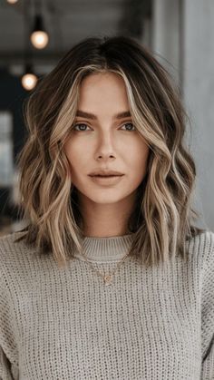 19 Stunning Shoulder Length Fall Hair 2024 Styles Featuring Color Blonde, Red and Brunette Trends with Fresh Cuts and Color Ideas Above The Shoulder Balayage, Elegant Hair Color Ideas, Medium Length Fall Hair Color, Medium Extensions, Shoulder Length Fall Hair, Red And Brunette, Fall Short Hair, 2024 Hair Trends