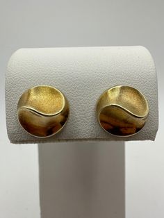 Add a touch of vintage glamour to her ensemble with these stunning 14k hollow yellow gold patterned circle stud earrings. Crafted with intricate detailing, they exude timeless elegance. Despite their retro charm, they remain in good shape, measuring 12mm in diameter. The wide posts ensure durability, though note that only plastic backs I can get to fit. The butterfly ones are not wide enough. A thoughtful gift for any woman, especially moms who appreciate classic jewelry pieces with a unique fla Retro Yellow Gold Formal Earrings, Retro Yellow Gold Earrings, Yellow Gold Circle Earrings For Formal Occasions, Yellow Gold Circular Earrings For Formal Occasions, Vintage 14k Gold Clip-on Earrings, Vintage Yellow Gold Round Clip-on Earrings, Vintage Yellow Gold Round Earrings, Retro Round Gold Clip-on Earrings, Retro Round Earrings For Anniversary