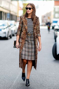 Street Style Celebrities, Mixed Prints Outfit, Mode Tips, Walking Down The Street, Woman Walking, Anna Dello Russo, Leopard Print Coat, Copenhagen Style, Copenhagen Fashion Week