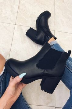 Black Shoe Boots, Heels Boots Outfit, Heeled Chelsea Boots, Boots For Short Women, Boating Outfit, Black Heel Boots, Casual Winter Outfits, Black High Heels, Boots Outfit