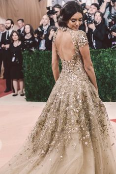 Photo Metgala Inspired Dresses, Gaun Koktail, Style Hacks, Gala Dresses, White Tie, Gold Fashion