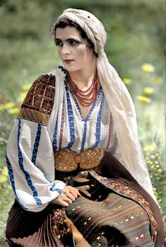 Ukrainian Clothing, Costumes Around The World, Ukraine Women, Ukrainian Dress, Ethno Style, Folk Clothing, Mode Boho, Bohol