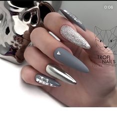 out! Silver Nail Ideas, Drawing Mirror, Gold Holiday Nails, Beach Nails Art, French Manicure Acrylic Nails, Metallic Painting, Gold Gel Nails, Silver Nail Designs, 2023 Nail