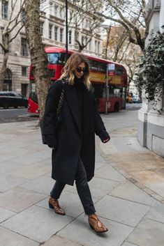 Women's Fall Fashion. All black with long coat and snakeskin booties. All black, chic style by @emmahill Long Black Coat Outfit, Snakeskin Boots Outfit, Outfit Nero, Black Coat Outfit, Chic Fall Fashion, Fall Fashion Coats, Womens Black Booties, Snakeskin Boots, Long Black Coat