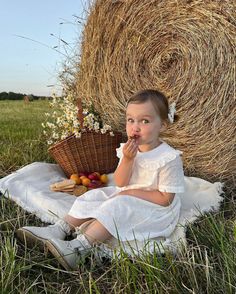 Toddler Spring Photoshoot, Kid Photoshoot Ideas Outdoors, Kid Photoshoot Ideas, Floor Picnic, Kids Photoshoot Ideas, Baby Milestones Pictures, Toddler Photoshoot, Outdoor Family Photography, Spring Photoshoot