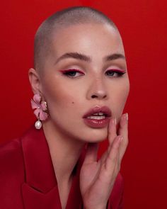 Celine Bernaerts, Buzzed Hairstyles, Model Tips, Mekap Mata, 20 Makeup, Maria Theresa, Smink Inspiration, Super Short Hair, Bald Women