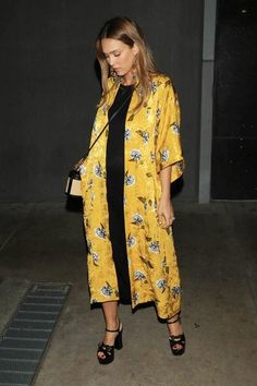 Jessica Alba Street Style, How To Wear Kimono, Look Kimono, Yellow Kimono, Kimono Outfit, Mode Hippie, Mode Kimono, Fashion Blogger Style