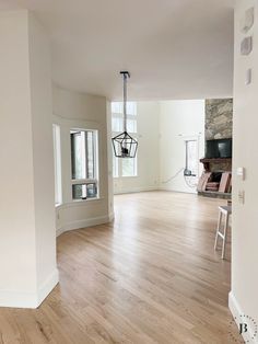 an empty living room with hard wood flooring and white paint on the walls is shown