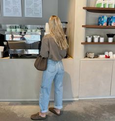 Birkenstock Brown Outfit, Birkenstock Boston Outfit Fall, Birkenstock Outfit Winter, Birks Outfit, Birkenstock Boston Outfit, Instagram Content Creator, Boston Outfits, Woman Shopping, Saturday Outfit