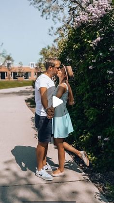 Beauty inspo | Photo ideas | Travel on Instagram: "COMMENT “Guide” and I will send my photo pose guide for FREE 🥰

#poseideas #pose #photoideas #couple #couplephotoshoot" Couples Photoshoot, Beauty