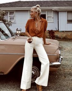 Ditch the skinny jeans, wide leg trousers are taking over this summer. Get your outfit inspo from 70's silhouettes and shades. Witte Jeans Outfit, Boho Mode, Boho Styl, Outfits 90s, Mode Inspo, 가을 패션, Mode Vintage, Looks Style, Retro Stil