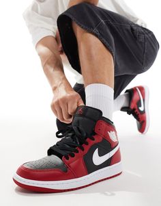 Chaussures, bottes et baskets par Jordan Il ne te reste plus qu'à faire tes lacets Modèle mi-haut Fermeture à lacets Bord supérieur matelassé Griffe Nike emblématique Logo Jordan Jumpman sur la languette Perforées pour une meilleure ventilation Semelle intermédiaire en mousse avec amorti Air Semelle extérieure en caoutchouc durable qui adhère sur de nombreuses surfaces Semelle texturée antidérapante Remarque : vous ne pouvez acheter qu'une seule unité de ce produit par commande Les clients qui … Puma Cali White, Flip Flop Boots, Jumpman Logo, Leopard Print Baby, Baskets Adidas, Shorts Co Ord, Nike Brand, Boots Sneakers, Air Jordan 1 Mid