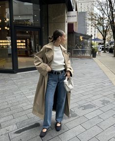 Paris Winter Street Style, Rainy Day Coffee, Fall Outfit 2023, Fall Outfits Pinterest, Outfit 2023, Emma Rose, Perfect Fall Outfit, Coffee Run, Winter Lookbook