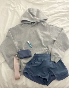 Cute Summer Outfits Lululemon, Gym Outfits Lululemon, Comfy Lululemon Outfits, Aritzia Outfit Ideas, Cute Outfits Layed Out, Basic Lululemon Outfits, Aritzia Hoodie Outfit, Scuba Lululemon Outfit, Lululemon Studio Pants Outfit