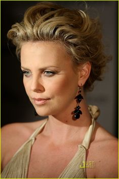 Charlize Theron Updo, Charlize Theron Short Hair, Theron Charlize, Charlize Theron Hair, Wavy Updo, Popular Short Haircuts, Hairstyles Pictures, Messy Updo, Celebrity Faces