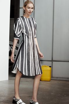 See the complete Sportmax Resort 2017 collection. Sport Dress, Runway Collection, Summer 2019, Simple Dresses, Couture Fashion, Paris Fashion, Casual Chic