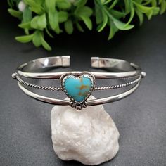 Besuchen Sie unseren Online-Shop unter: Etsy.com/shop/AlbuquerqueDesigns *Sterling Silber Manschettenarmband / Gesamtgewicht: * einfaches Manschettenarmband 6 Zoll / bequeme Passform Hand Handgelenk 6,5 bis 8 Zoll *Südwestlicher Schmuck *türkis *kalibrierte vorgeschliffene Steine: 10x10mm Herzform * Die Rückseite der Schmuckstücke sind alle bedeckt / zeigen nicht die Rückseite der Steine  *Alle Schmuckstücke werden auf Versand hergestellt, leichte Abweichungen bei den Steinen können im Vergleich Simple Cuff Bracelet, Hand Wrist, Turquoise Heart, Turquoise Bracelet Cuff, Southwestern Jewelry, Turquoise Cuff, Sterling Silver Cuff Bracelet, Bracelet Argent, Sterling Silver Cuff