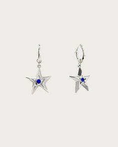 Con un diseño de estrella tridimensional, los aretes Lissie están bellamente adornados con una piedra de circonita cúbica azul marino. Esta pieza es un guiño a nuestra tendencia PopPunk favorita y añade un toque vanguardista a cualquier conjunto del año 2000.




Materiales: latón chapado en platino, diamante de cristal azul


Medidas: 44 mm/1,73" de largo, 22 mm/0,87" de ancho Silver Dangle Hoop Earrings With Star Charm, Dangly Star Earrings Silver, Blue Star Charm Dangle Earrings, Ocean-inspired Sterling Silver Drop Earrings, Blue Star-shaped Sterling Silver Earrings, Pearl Flower, Pop Punk, Star Designs, Sri Lanka