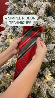 Christmas Tree Decorations Ribbon, Christmas Bows Diy, Diy Christmas Tree Topper, Christmas Tree Decorating Themes, Flocked Christmas Trees Decorated, Minimalist Christmas Tree, Diy Christmas Wreaths, Christmas Tree Bows, Christmas Tree Decorations Diy