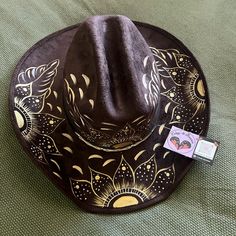 Bnwt Handmade/Handpainted Authentic Artistic Brown Hats For Festivals, Artistic Brown Hat For Festival, Artistic Brown Festival Hat, Country Style Hand Painted Festival Hats, Burned Hats, Hat Burning, Funky Hats, Painted Hats, Floral Hat