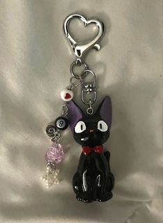 "Whimsical Amigurumi Keychain" قلادات متدلية, Kiki's Delivery Service, Keychain Cute, Unique Accessories, Cute Keychain, Cute Little Things, Cute Charms, Quito, Jewelry Inspo