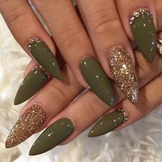 Gefällt 389 Mal, 8 Kommentare - Medusa Nails (@medusanailartistry) auf Instagram: „Yes. Yes. YES! We love this army green shade with a little gold glitter highlight! ⚜️ #nailideas…“ Gold Stiletto Nails, Ongles Gel Violet, Olive Nails, Coffin Nails Matte, Golden Nails, Pointed Nails, Acrylic Nail Art, Nailed It