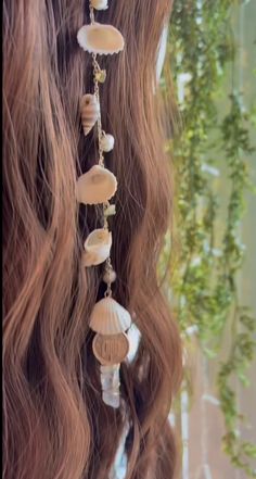 Diy Mermaid Costume Accessories, Sea Hair Accessories, Sea Shell Braids, Sirencore Accesories, Sea Shells In Hair, Underwater Hairstyles, Mermaid Curly Hair, Shells In Hair, Shell Hairstyle