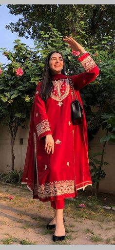 Pakistani Wear Casual, Pose In Pakistani Suit, Red Kurta For Women, Pakistani Suits Designs Style Party Wear, Simple Wedding Outfits Indian, Suit Inspo Women Indian, Pakistani Suits Casual Simple, Pakistani Suit Designs Party Wear, Aesthetic Indian Wear