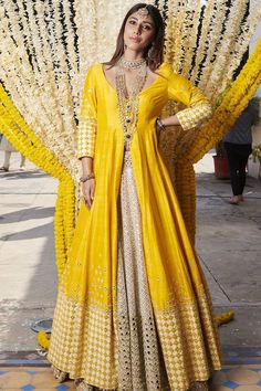 Orang India, Jacket Lehenga, Haldi Dress, Haldi Outfits, Lehenga Skirt, Ceremony Dresses, Indian Gowns Dresses, Designer Baby