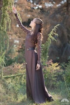 Fantasy Dress Brown, Medieval Summer Dress, Medival Outfits Women Traveler, Armstreet Dress, Elvish Outfits, Fairy Tale Outfits, Medival Outfits Woman, Viking Outfit Woman, Medieval Dress Aesthetic