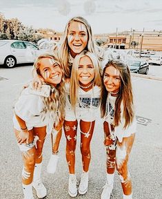 Best Friend Fotos, Bff Pics, Spirit Week Outfits, Halloween Costumes College Girls, Football Game Outfit, Best Friend Photography, Fotos Goals, Best Friend Photoshoot, Girls Unique