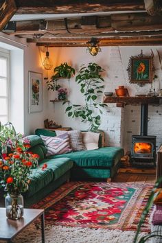 Exposed Beam Ceiling Lighting Ideas to Inspire Green Couch Living Room, Living Room Design Boho, Funky Living Rooms, Ideas Habitaciones, Home Styles, Eclectic Living Room, Bohemian Living Room, Living Room Green, Boho Living